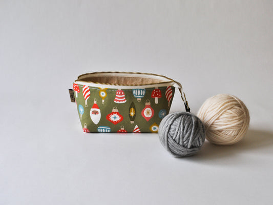 Notions Pouch in "Retro Ornaments"