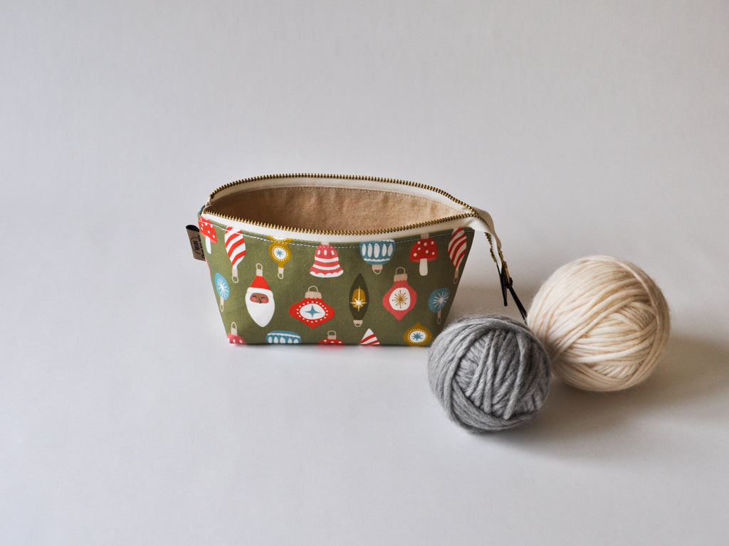 Notions Pouch in "Retro Ornaments"