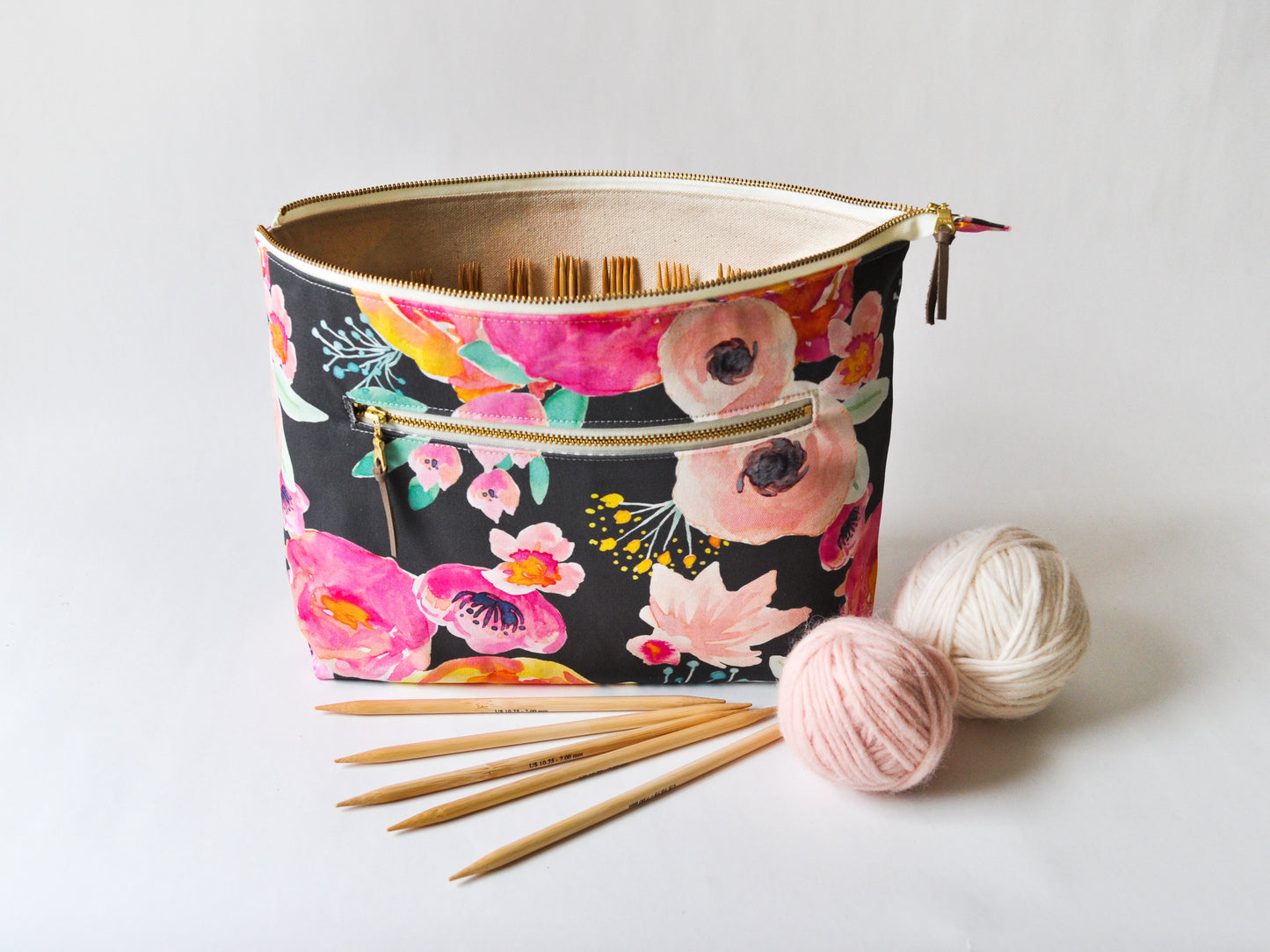 Double Pointed Knitting Needle Organizer in "Blushing Floral"